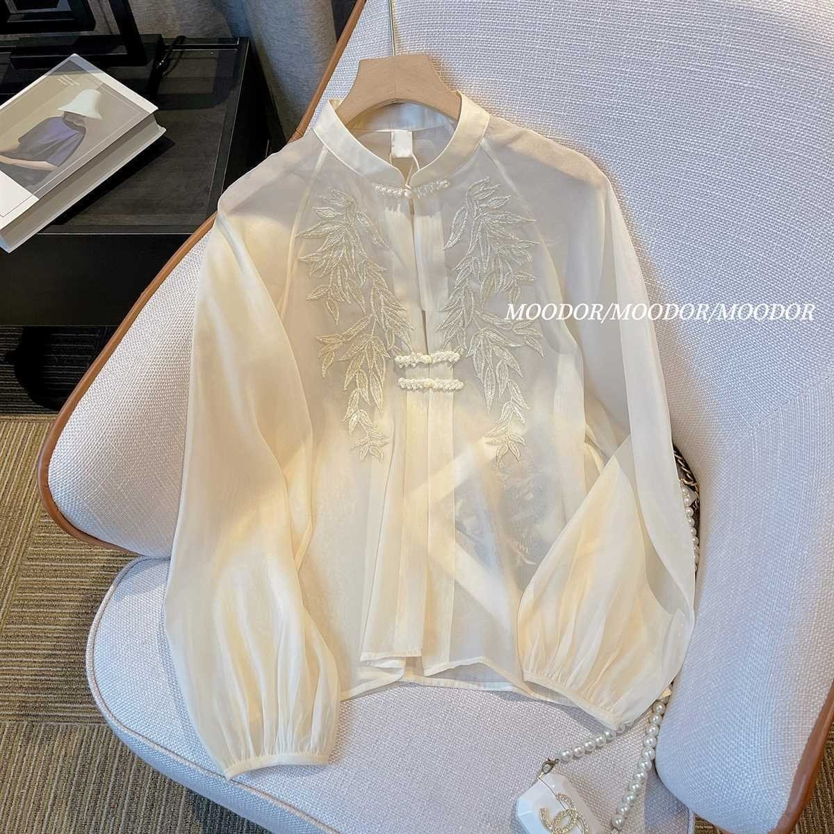 Áo cổ nút tàu kem thêu giá 550k ạ