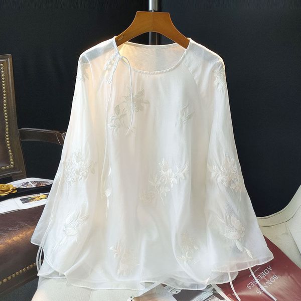 Áo lụa trắng thêu hoa giá 499k ạ