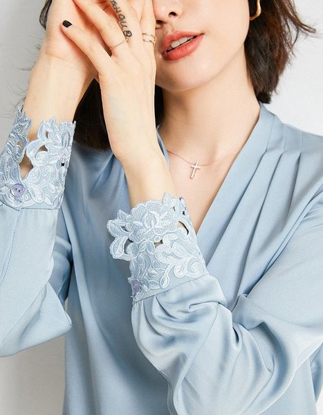 Áo xuất pháp cổ v tay thêu giá 550k ạ,