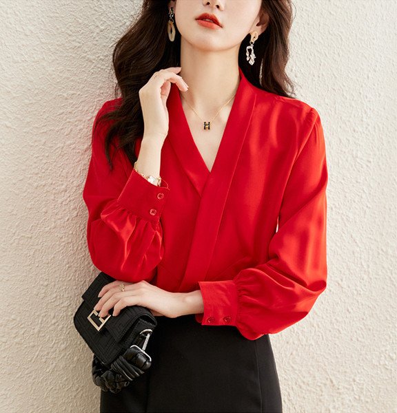 Áo ĐỎ cổ v giá 499k ạ