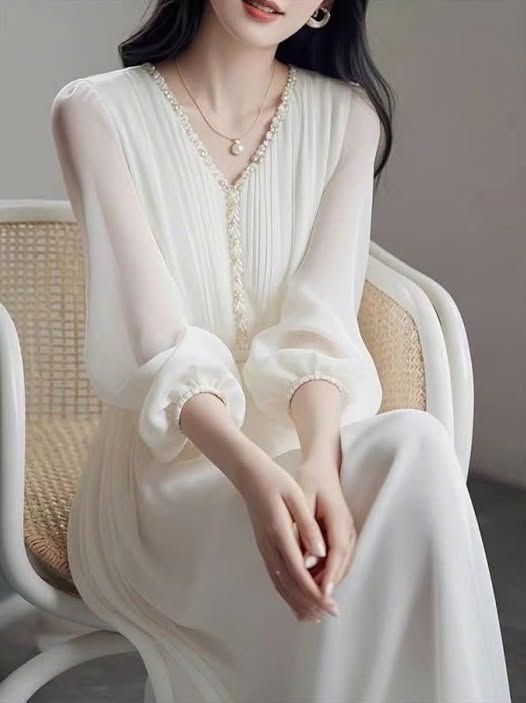 Đầm trắng cổ V li giá 899k ạ