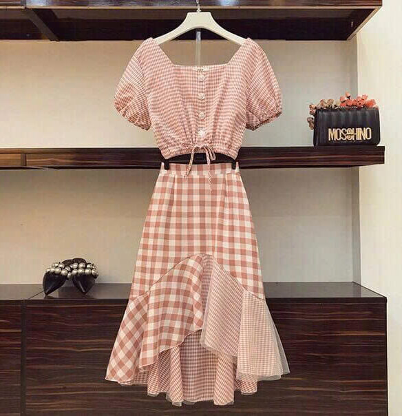 Set áo váy caro hồng giá 899k sale còn 399k .. Set áo váy caro hồng giá 899k sale còn 399k ..